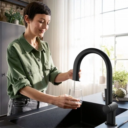 Фото смеситель для кухонной мойки hansgrohe aqittura 76800670