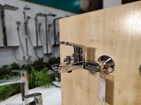 Фото смеситель для ванны hansgrohe logis loop 71244000_otu