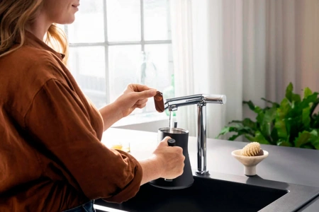 Фото смеситель для кухонной мойки hansgrohe aqittura 76804800